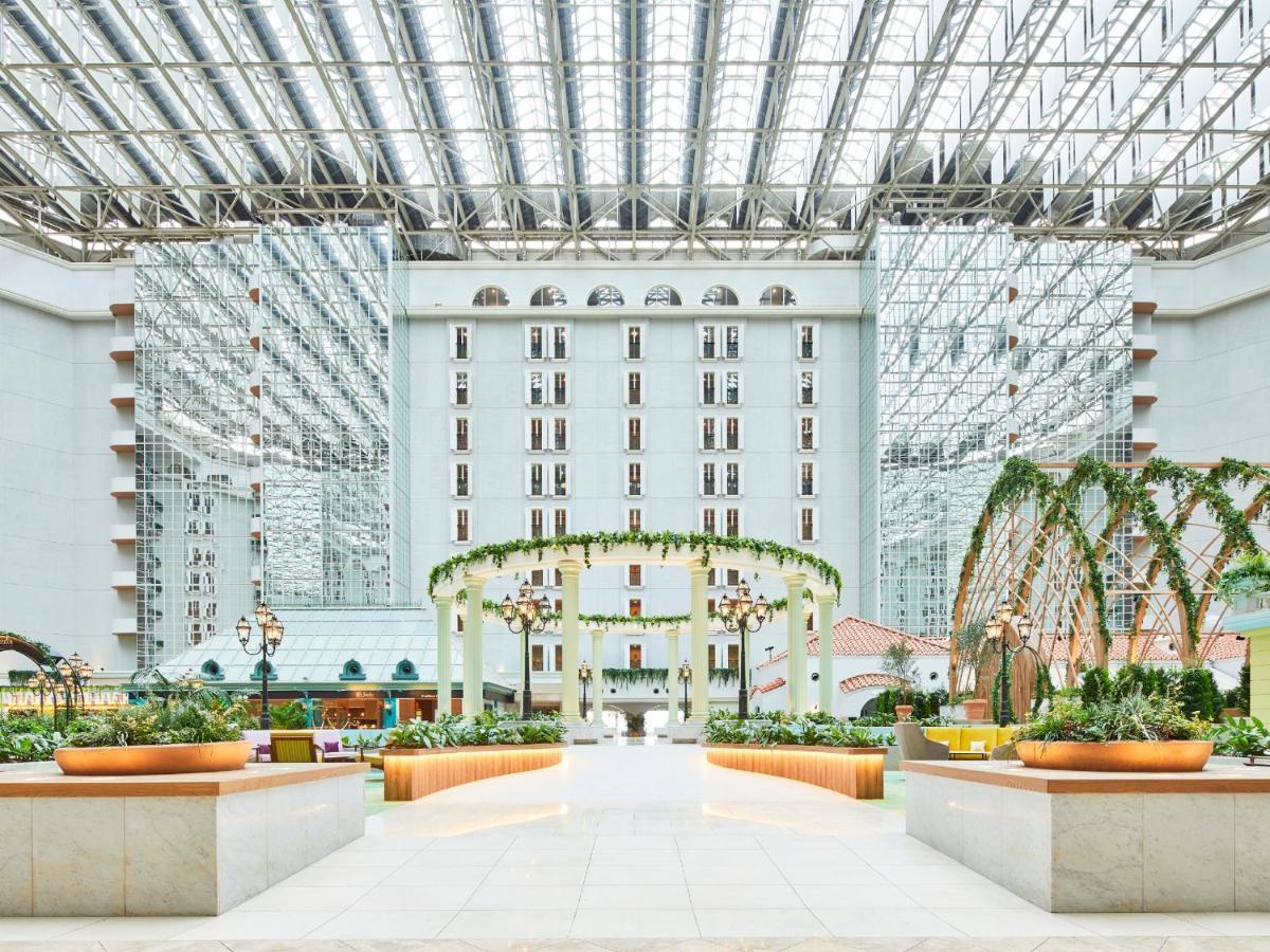 Hotel Grand Nikko Tokyo Bay Maihama Urayasu Exterior foto The photo shows a spacious atrium or indoor area of a building, likely a hotel or resort. The architecture features large glass panels overhead, allowing for natural light to flood the space. There are elegant decorative elements, such as arches ador