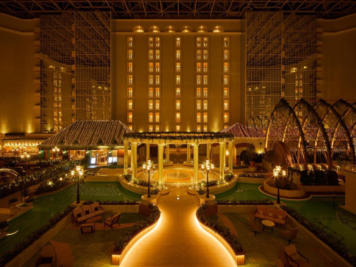 Hotel Grand Nikko Tokyo Bay Maihama Urayasu Exterior foto The photo shows a beautifully illuminated indoor space resembling a luxury hotel or resort. There are elegant architectural features, including large columns, arches, and decorative lighting. The area is designed with lush greenery and well-maintaine