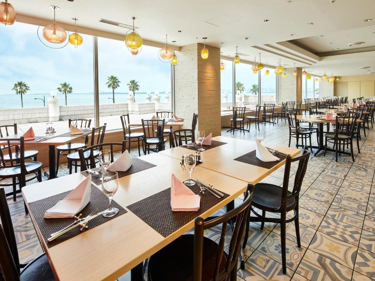 Hotel Grand Nikko Tokyo Bay Maihama Urayasu Exterior foto The photo shows the interior of a restaurant that features a modern and spacious design. There are numerous tables set up, each with neatly arranged table settings including napkins and utensils. The flooring has a decorative tile pattern, and large 