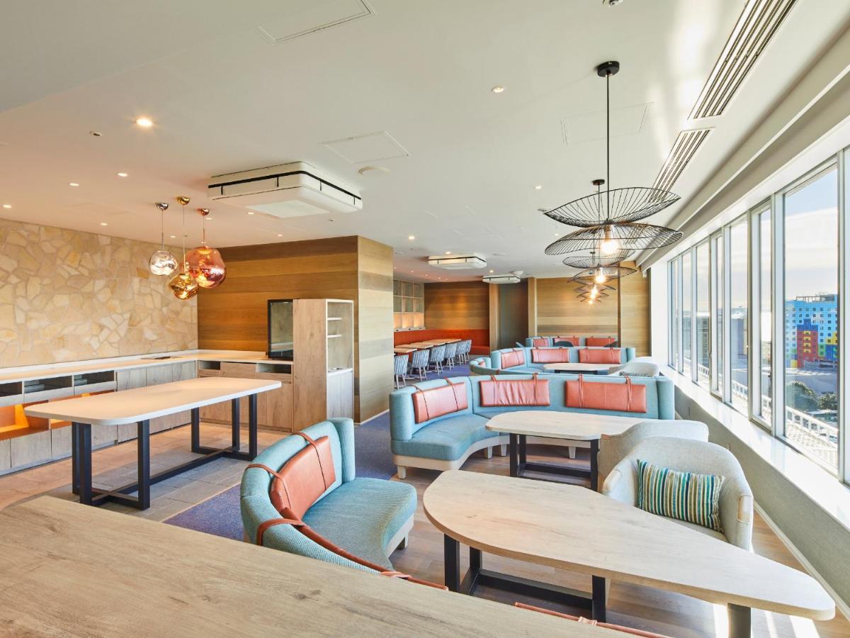 Hotel Grand Nikko Tokyo Bay Maihama Urayasu Exterior foto The photo shows a modern and stylish lounge or café area with large windows allowing natural light to fill the space. The interior features comfortable seating arrangements with sofas and tables, predominantly in soft colors, including shades of blue