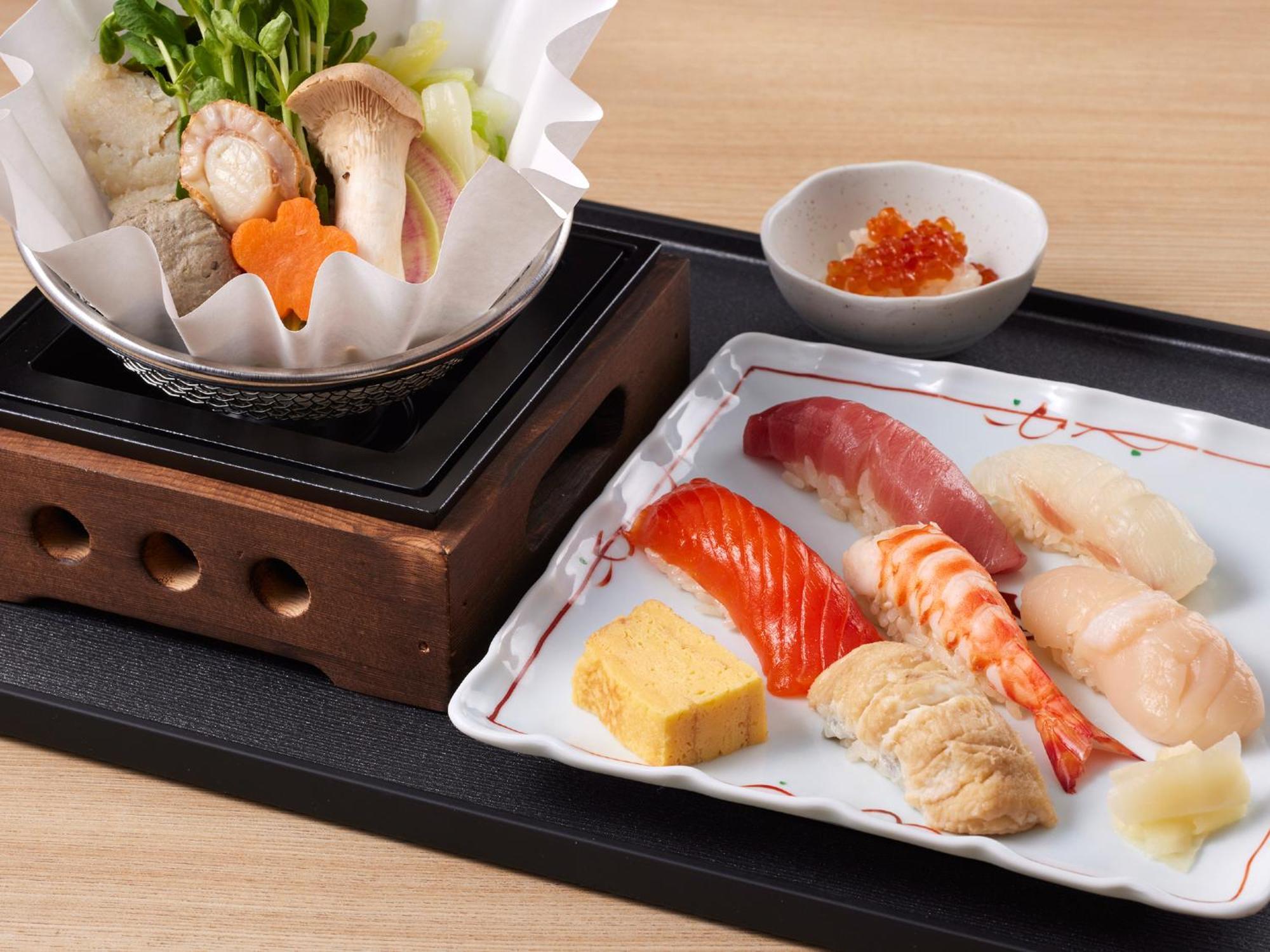 Hotel Grand Nikko Tokyo Bay Maihama Urayasu Exterior foto The photo features a Japanese meal presented on a wooden tray. On the left, there is a small pot with a clear broth containing vegetables, mushrooms, and possibly meat, indicated by green herbs and a piece shaped like a flower. On the right, there is